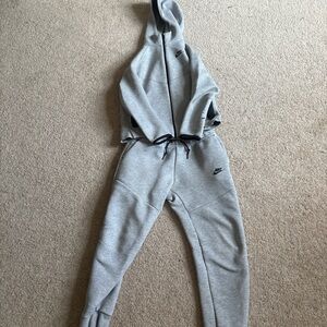 GREY NIKE TECH